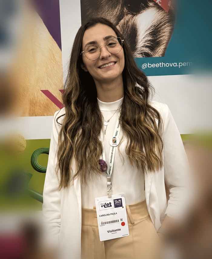 Dra. Carolina Lopes, médica veterinária CRMV-SP 74.671